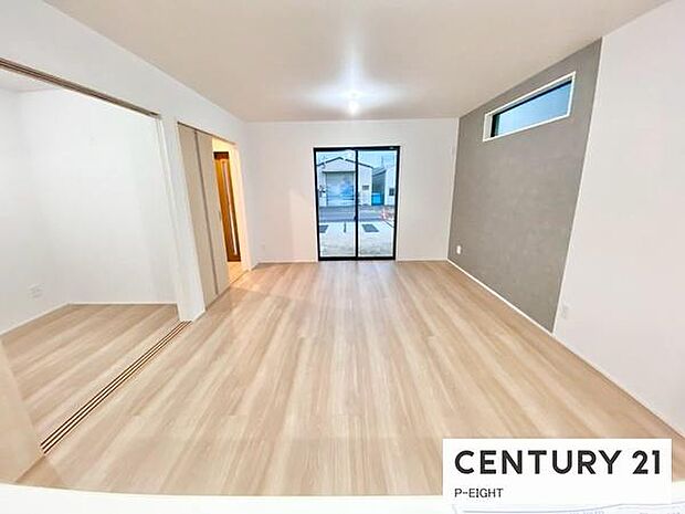 大きな窓から日光が差し込む明るいリビングです！