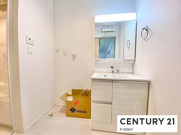 明るい洗面台で身支度ができます！洗濯機を置くスペースもあります！