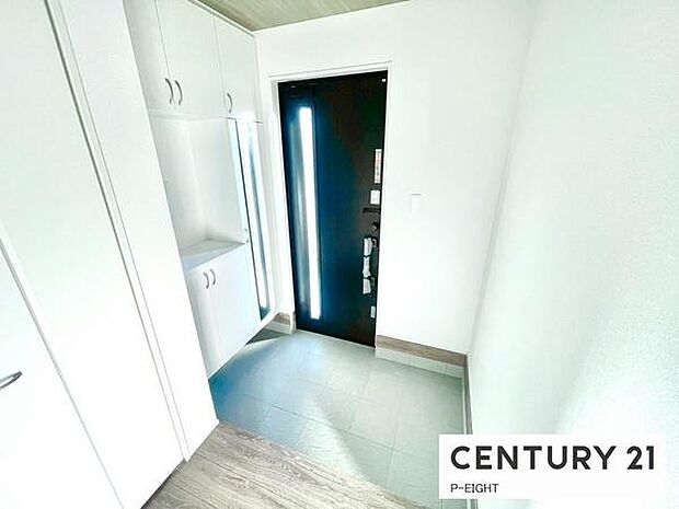 白を基調とした明るい玄関です!