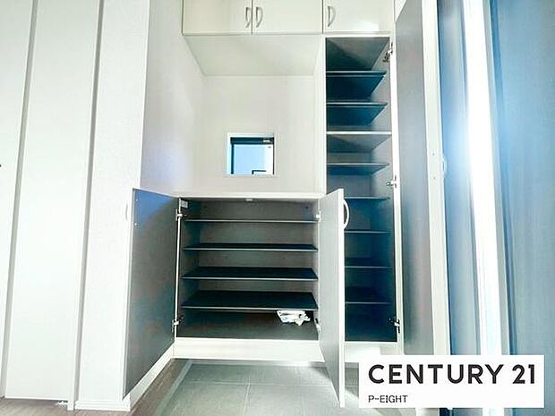 玄関先に収納が多く、家族の靴もきれいにまとまります。