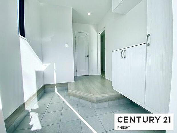 白を基調とした明るい玄関です！