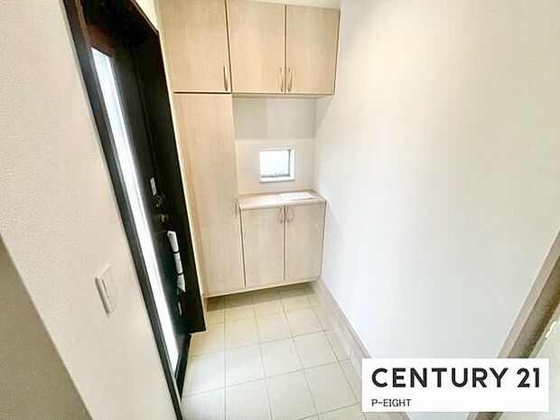 白を基調とした明るい玄関です!