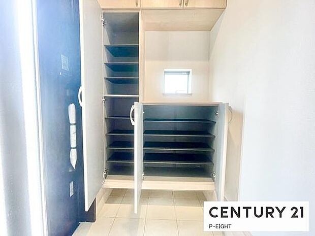 玄関先に収納が多く、家族の靴もきれいにまとまります。