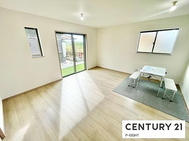 大きな窓から日光が差し込む明るいリビングです!