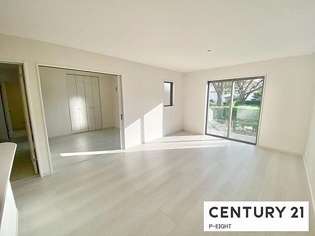 大きな窓のある明るいリビングです!