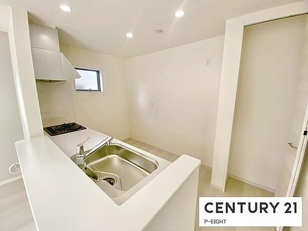 料理をしながらリビングを見渡せるつくりで、料理中も家族との会話がはずみます。キッチン横には便利なパントリーあり!