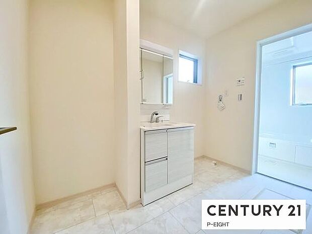 明るい洗面台で身支度ができます!洗濯機を置くスペースもあります!