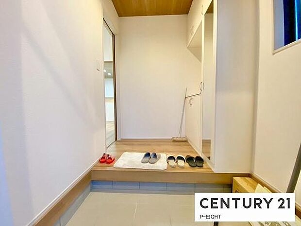 鏡付きシューズボックス付きの明るい玄関です！