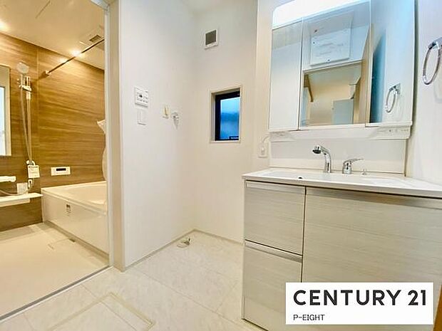 明るい洗面台で身支度ができます！洗濯機を置くスペースもあります！