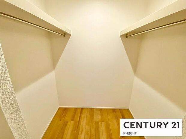 ウォークインクローゼットでたくさん収納できます！