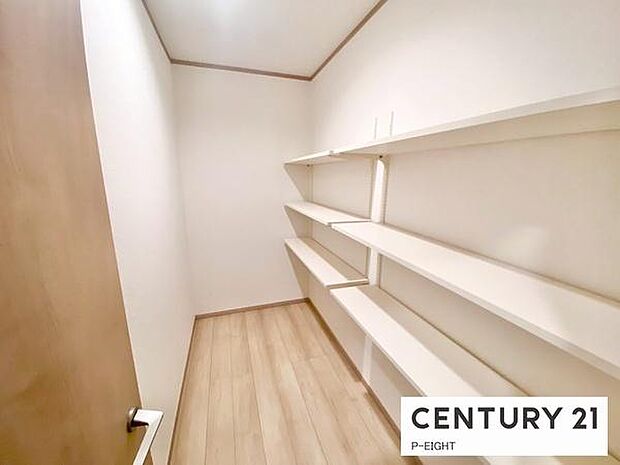 キッチンに便利な大容量パントリー付き!