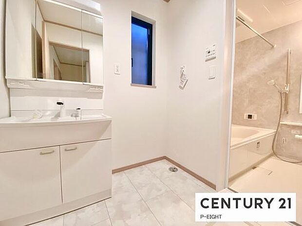 白を基調とした明るい洗面所です！