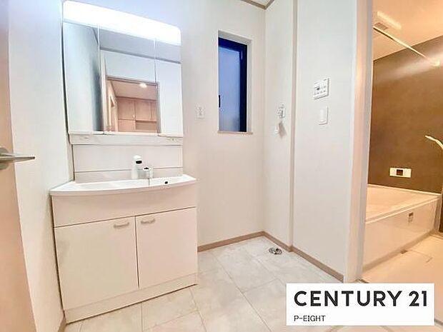 白を基調とした明るい洗面所です！