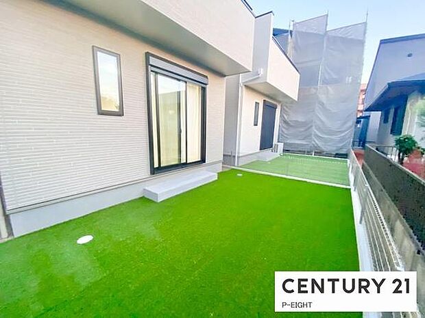 庭が人工芝なので、お子様が遊ぶ時も安心ですね!