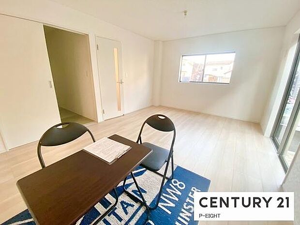 大きな窓のある明るいリビングです!