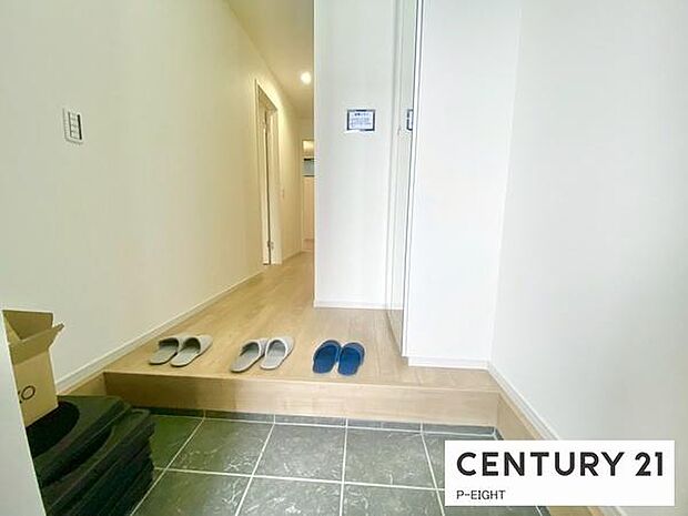 白を基調とした明るい玄関です！