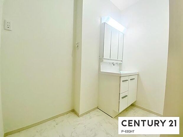 明るい洗面台で身支度ができます！洗濯機を置くスペースもあります！