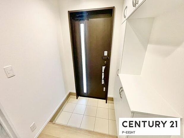 白を基調とした明るい玄関です!