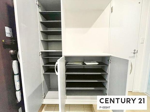 玄関先に収納が多く、家族の靴もきれいにまとまります。