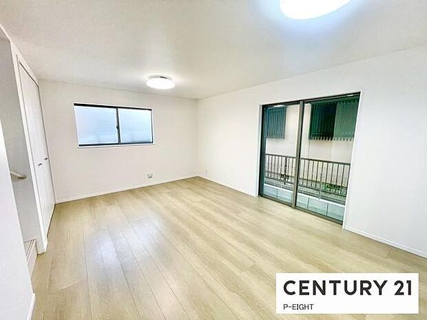 大きな窓のある明るいリビングです!