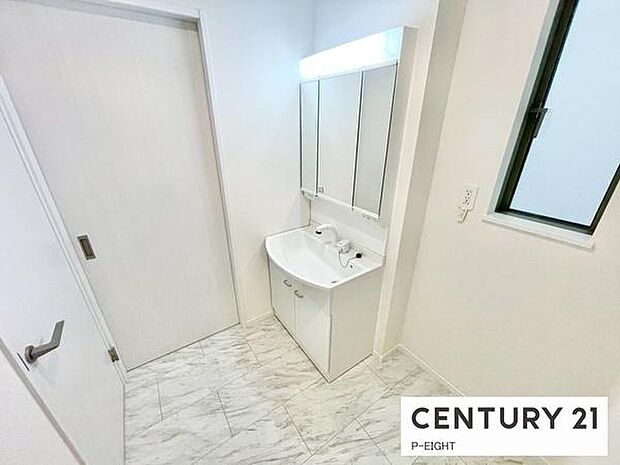 明るい洗面台で身支度ができます!洗濯機を置くスペースもあります!