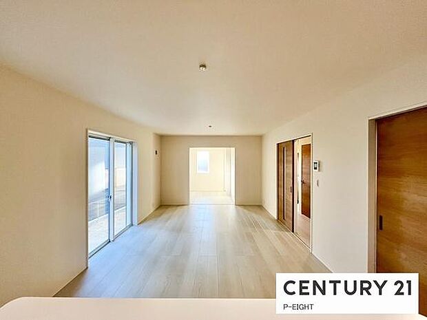 大きな窓から日光が差し込む明るいリビングです！