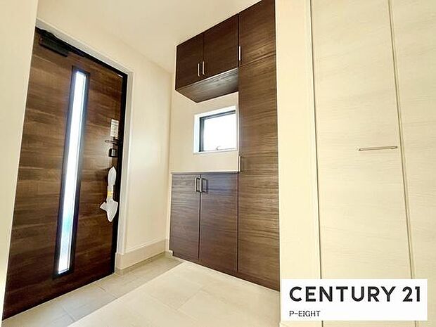 白を基調とした明るい玄関です！