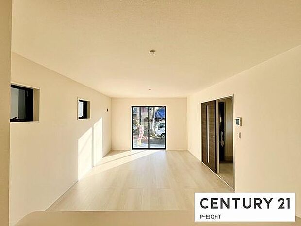 大きな窓から日光が差し込む明るいリビングです！