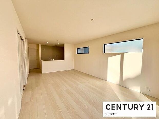 大きな窓から日光が差し込む明るいリビングです！