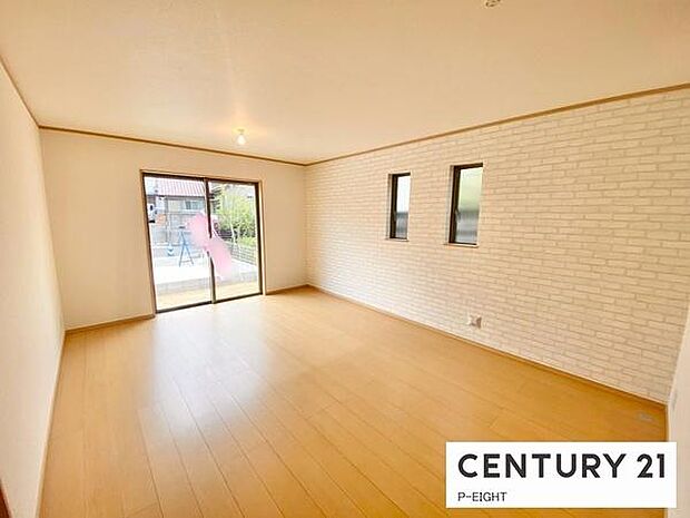 大きな窓から日光が差し込む明るいリビングです！