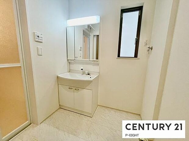 明るい洗面台で身支度ができます!