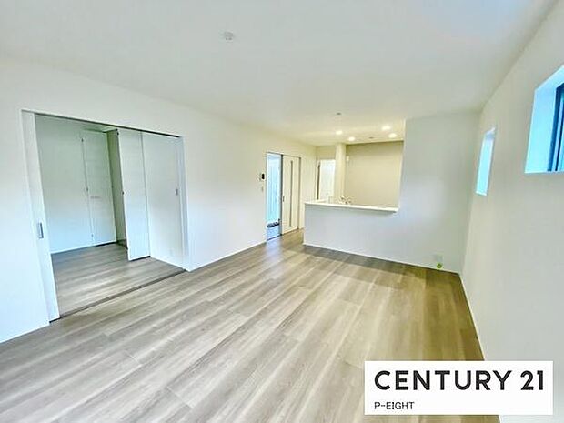 大きな窓から日光が差し込む明るいリビングです!