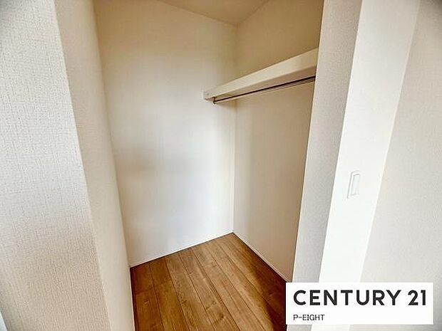 ウォークインクローゼットでたくさん収納できます!