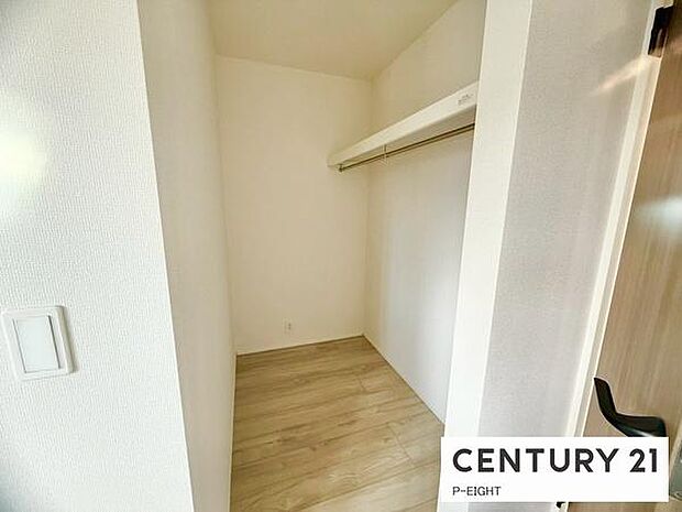 ウォークインクローゼットでたくさん収納できます！