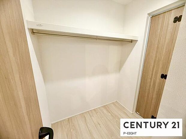 キッチン横に収納に便利な収納スペースがあります！