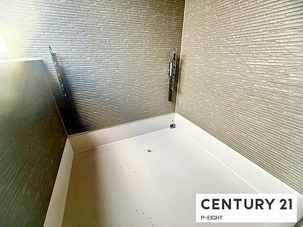 ルーフバルコニーで雨の日も洗濯物を干せます！