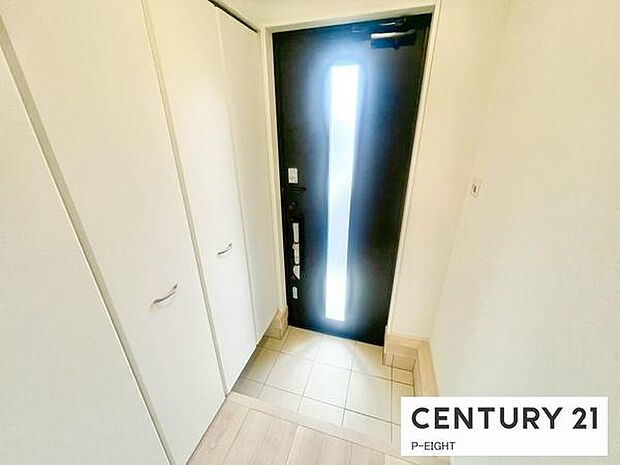 白を基調とした明るい玄関です!