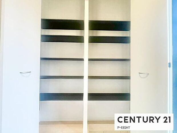 玄関先に収納が多く、家族の靴もきれいにまとまります。