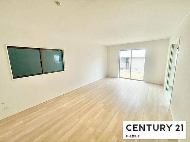 大きな窓から日光が差し込む明るいリビングです!