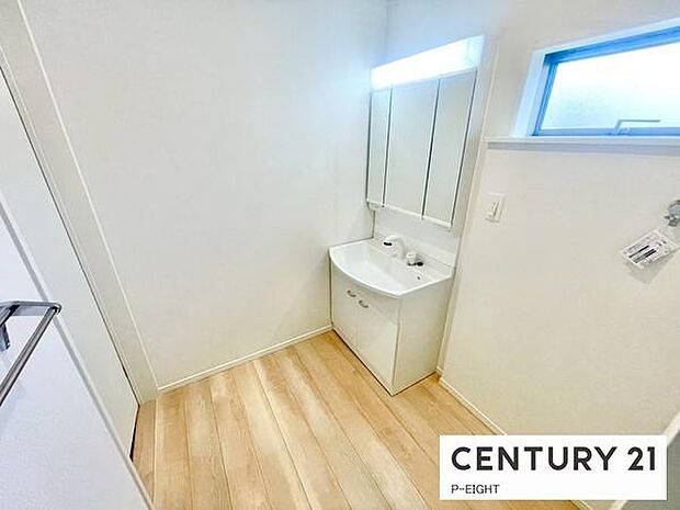 明るい洗面台で身支度ができます!洗濯機を置くスペースもあります!