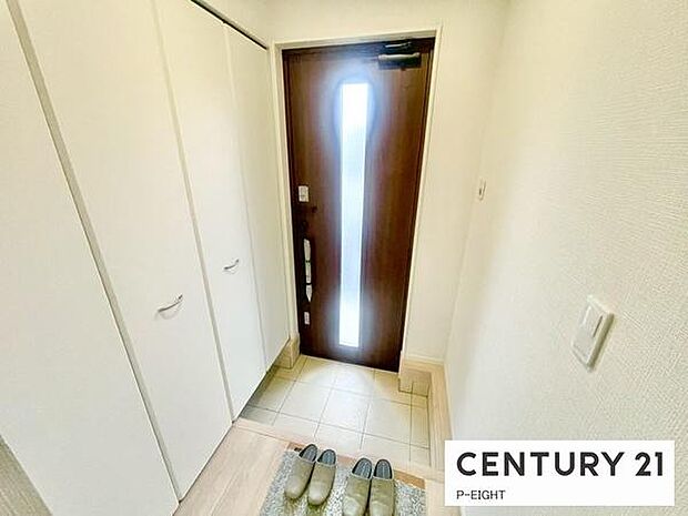 白を基調とした明るい玄関です!