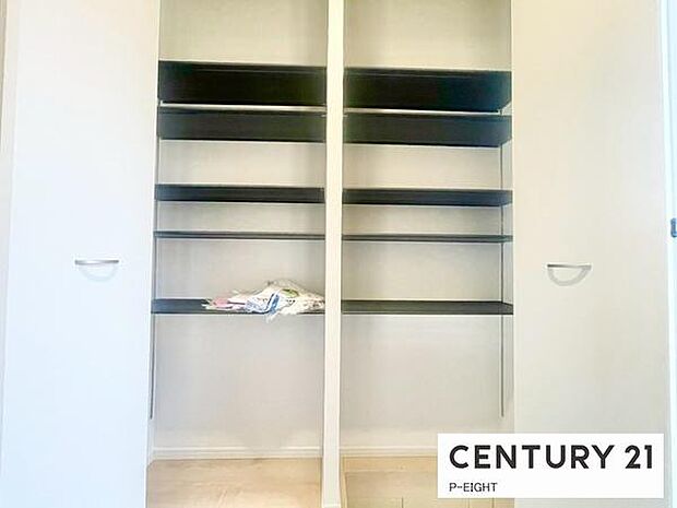 玄関先に収納が多く、家族の靴もきれいにまとまります。