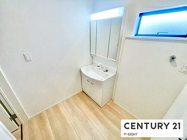 明るい洗面台で身支度ができます!洗濯機を置くスペースもあります!