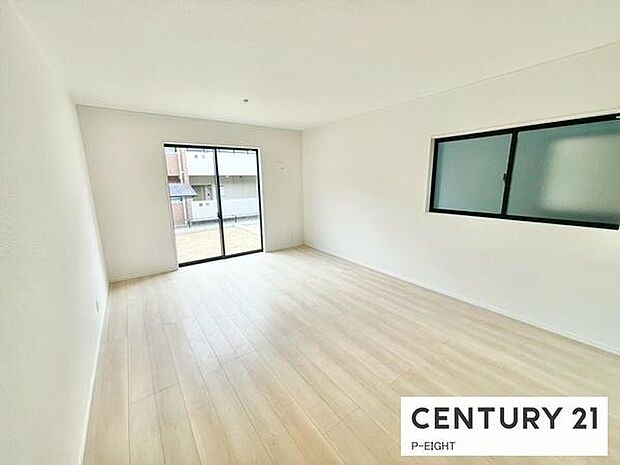 大きな窓から日光が差し込む明るいリビングです!