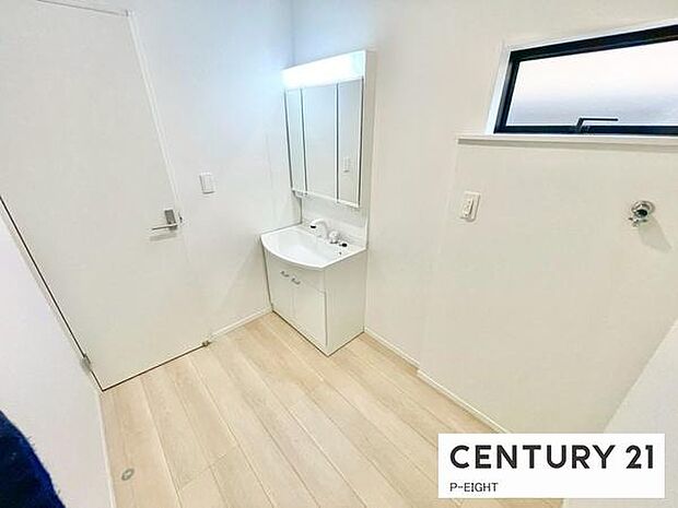 明るい洗面台で身支度ができます!洗濯機を置くスペースもあります!