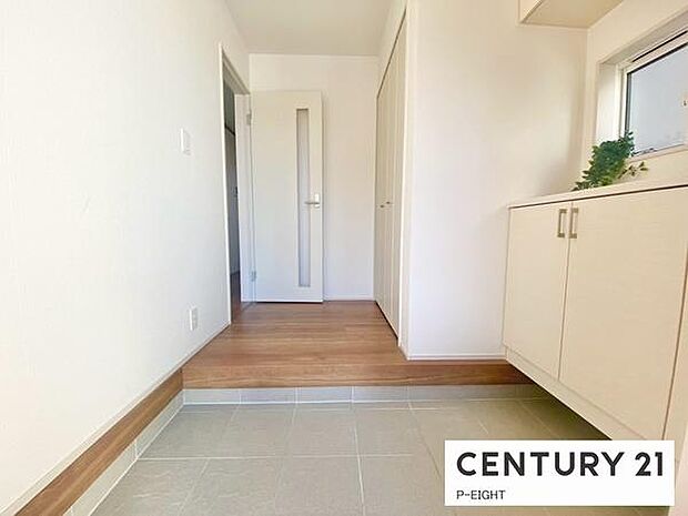 白を基調とした明るい玄関です！