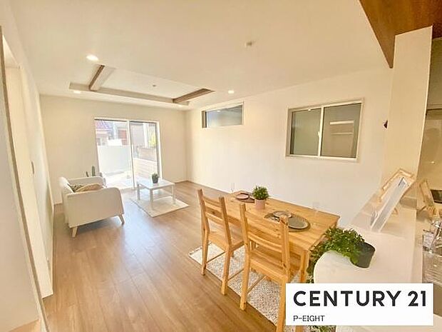 大きな窓から日光が差し込む明るいリビングです！