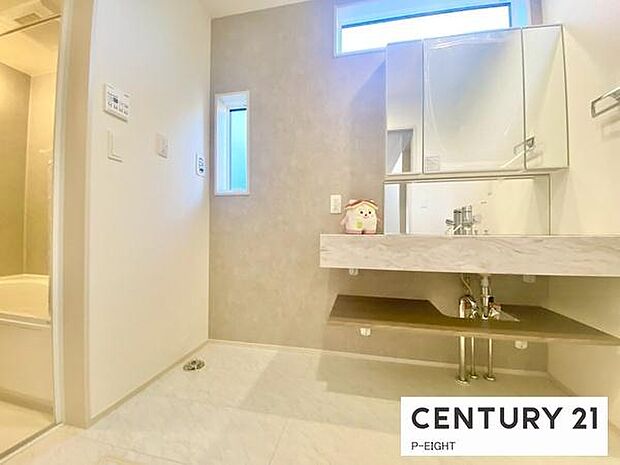 明るい洗面台で身支度ができます！洗濯機を置くスペースもあります！