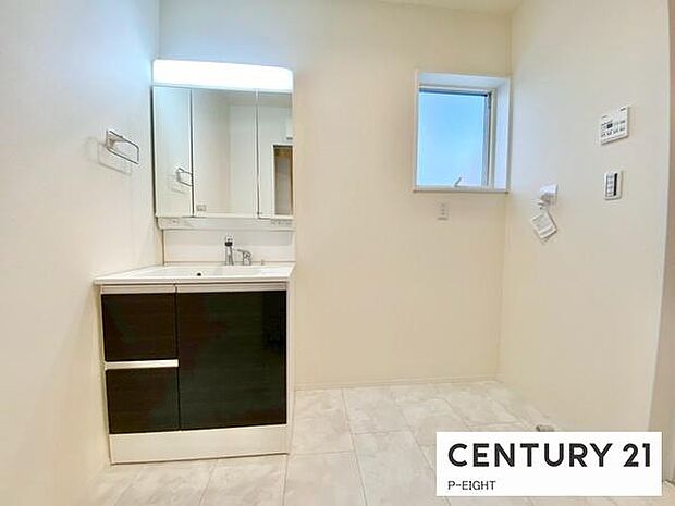 明るい洗面台で身支度ができます!洗濯機を置くスペースもあります!