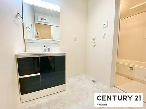 明るい洗面台で身支度ができます!洗濯機を置くスペースもあります!